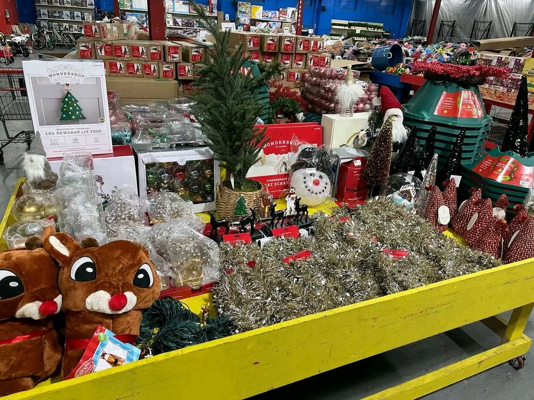 Mixed pallets of cheese,christmas decorations,and many more